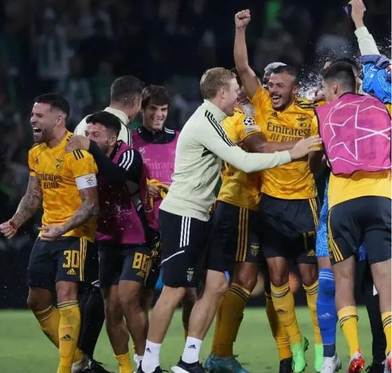 包含保罗复出首秀出彩，巴黎圣日耳曼主场险胜北京国安，豪取35连胜的词条